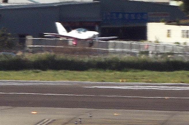 独自驾机环游世界的英国、比利时双国籍19岁少女飞行员罗瑟福德（Zara Rutherford），14日下午驾驶世界上最快-鲨鱼超轻型飞机缓缓降落台北松山机场。（陈怡诚摄）