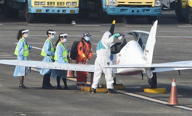 罗瑟福德降落台北松山机场，长荣机务人员上前替座机消毒。（陈怡诚摄）