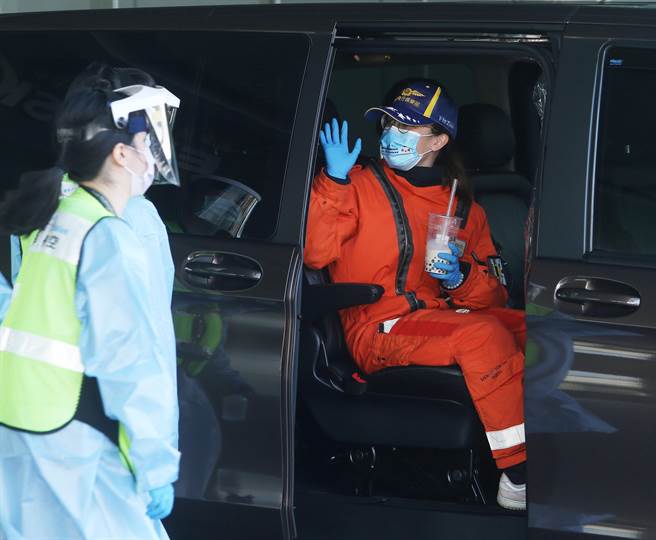 罗瑟福德完成检疫程序后搭乘防疫专车前往防疫旅馆。（陈怡诚摄）