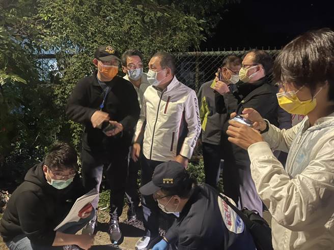 新北市五股区14日下午5时许发生超商ATM持枪抢案，3名歹徒抢劫趁着保全保养ATM机台时，持枪抢走100万现金，警方紧急成立专案小组，2小时多后在三峡中园街附近逮捕嫌犯。新北市长侯友宜立即赴现场视察，大赞骑车拦截嫌犯车辆的三峡警分局吉埔派出所长张凯昱英勇，也感谢警方积极追查。（新北市警局提供）