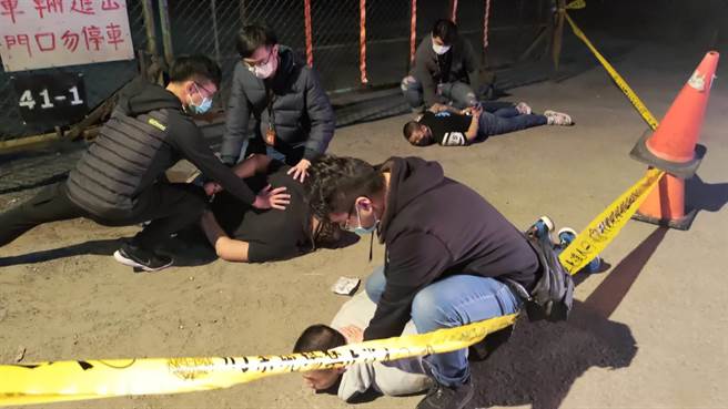 新北市五股区14日下午5时许发生超商ATM持枪抢案，3名歹徒抢劫趁着保全保养ATM机台时，持枪抢走100万现金，警方紧急成立专案小组，2小时多后在三峡中园街附近逮捕嫌犯。新北市长侯友宜立即赴现场视察，大赞骑车拦截嫌犯车辆的三峡警分局吉埔派出所长张凯昱英勇，也感谢警方积极追查。（新北市警局提供）