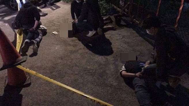 五股超商ATM抢案，3名犯嫌遭警方压制在地。（张达智翻摄）