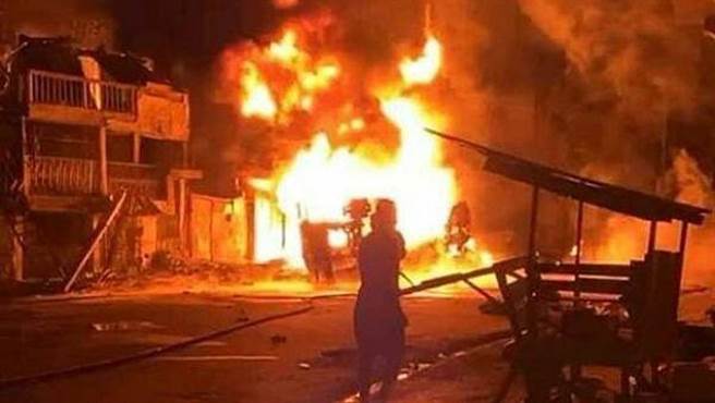 海地第二大城海地角市的油罐车先漏油后爆炸，波及到相当大的范围，超过50人死亡。(图/Twitter)