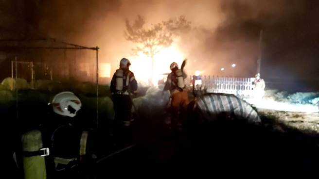 桃园龙潭养鸡场大火现场存放瓦斯消防人员灌救中。(消防局提供／吕筱蝉桃园传真)