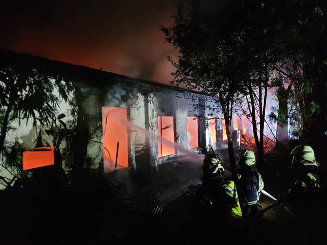 桃园龙潭养鸡场大火现场存放瓦斯消防人员灌救中