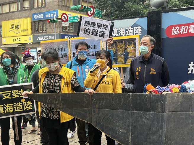 市议员陈薇仲怒批，市府拿戒严时代打压民主的集游「恶法」让市民噤声，根本是民主大退步​。（陈彩玲摄）