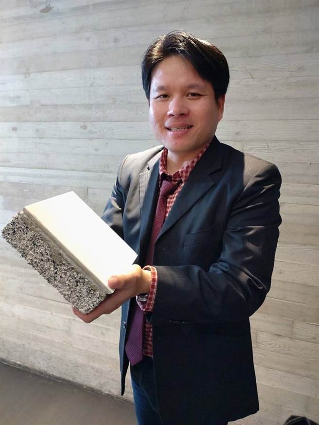 芯芸隔音总经理戴万源表示，「缓衝降噪水泥」施工简单有效，已有多家上市建商准备採用。（图／曾丽芳）
