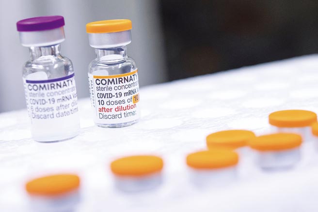 以色列Sheba医疗中心表示，完成两剂辉瑞疫苗接种后五到六个月若没接种加强剂，将无法对Omicron病毒产生中和作用。图／美联社