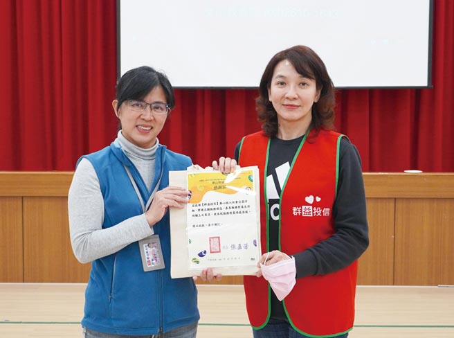 群益投信获赠乐山教养院感谢状，图为乐山教养院院长张嘉芳（左）、群益投信资深执行副总林慧玟（右）。图／群益投信提供