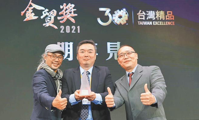 台灣樸緻獲本屆台灣精品銀質獎；圖為設計顧問刑凱智（左起）、創辦人劉志喬、機構顧問黃文義。圖／業者提供