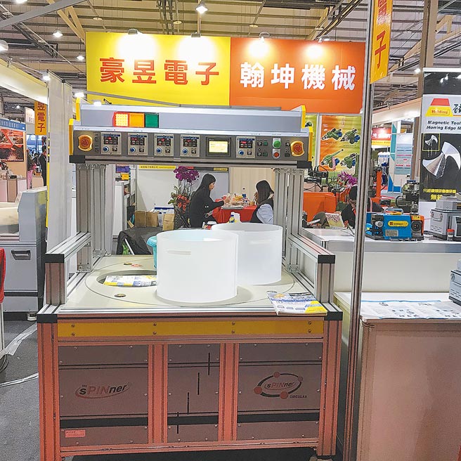 豪昱电子新推出的循环式磁力研磨机，为高产能、自动化、省人力机型。图／李淑慧