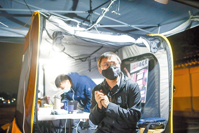 核四公投领衔人黄士修宣布，13日中午12时开始绝食到公投结果出来。（邓博仁摄）