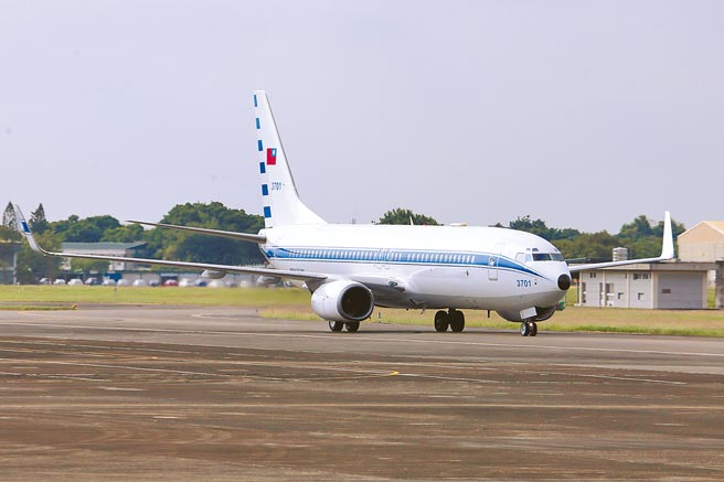 江启臣昨在立院痛批国防部拒绝提供蔡英文总统、行政院长苏贞昌近期使用行政专机纪录，要求备询的国防部副部长王信龙表态，但常务次长李宗孝中将竟当场在旁提醒「不用答，他这些都有政治目的」。图为中华民国总统行政专机。（本报资料照片）