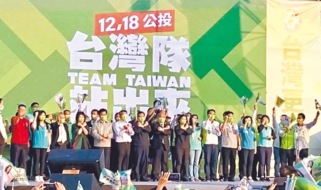 1218公投日倒數，民進黨祭出黨公職催票獎勵方案，遭指是為蘇揆打保位戰。圖為民進黨日前在台中宣講。（民進黨台中市黨部提供）