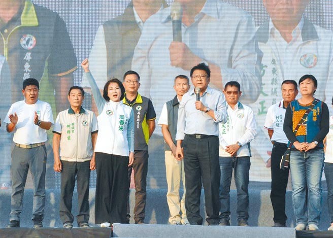 屏东县长潘孟安（前排中）12日表态力挺周春米（前排左）接棒延续屏东价值，意外掀起党内初选波澜。（本报资料照片）