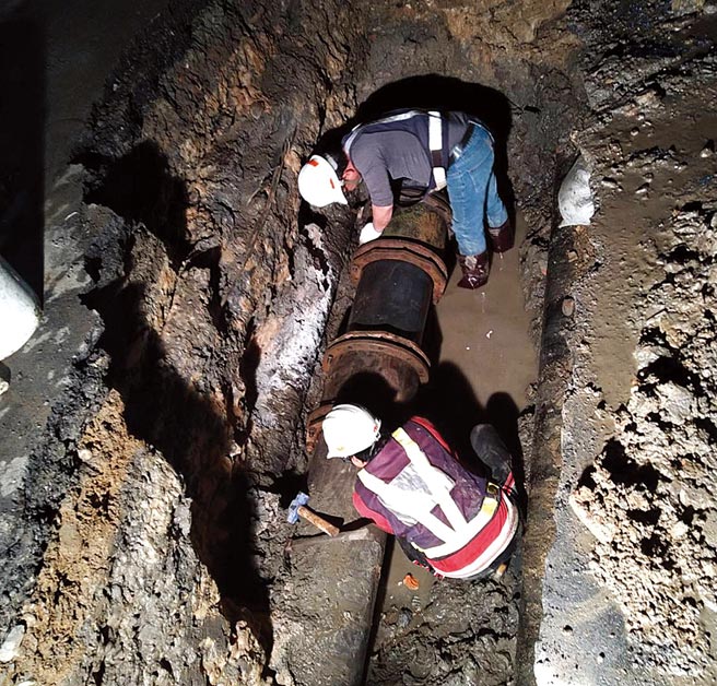 台水公司投入8亿改善基隆漏水  基隆市漏水率高达24.14%，高居全台各县市首位，自来水公司除投入新台币8亿元汰换16件管线外，并引进科技检漏，希望在民国111年底能将漏水率降至22%。（台湾自来水公司第一区管理处提供）