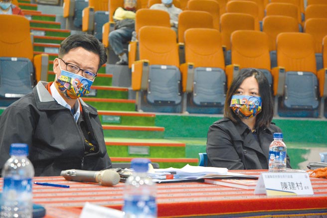 花蓮縣政府辦理花蓮原住民族論壇，邀集專家學者，針對部落旅遊及原住民族樂舞文化進行深度對談。原住民行政處長陳建村（圖左）、主持人國立東華大學原住民民族學院副教授王昱心（圖右）仔細聆聽與會者發言。（羅亦晽攝）