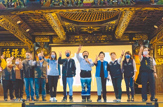 国民党籍立委翁重钧（右五）日前邀请党内多位不分区立委到嘉县参加公投四个同意说明会，党籍议员及关系不错的无党籍议员也都到场参加。（本报资料照片）