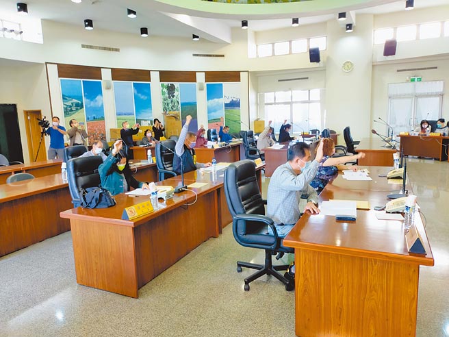 彰化县大村乡民代表会13日上午开临时会，表决公所提案的振兴关怀礼金8400万元垫付案提案，经全数代表无异议表决通过，预计明年元月15、16日两天发放，根据公所民政课资料统计，有三代同堂全家26人一次可领到5万2000元。（谢琼云摄）