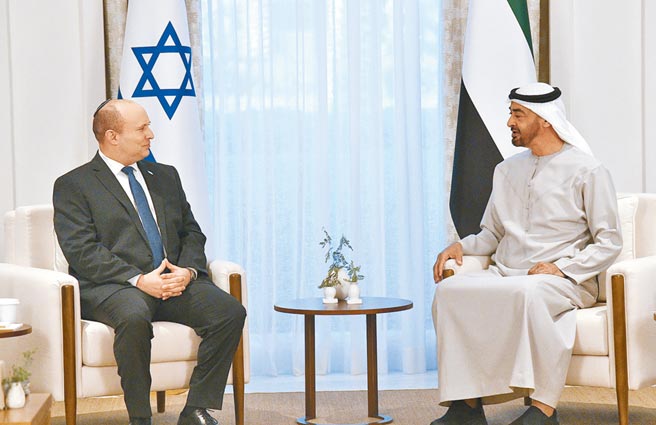 以色列總理班奈特（左）與阿拉伯聯合大公國阿布達比邦王儲穆罕默德（右）13日會面，討論如何增進雙方關係。班奈特12日飛抵阿聯，成為第一位訪問該國的以色列總理。（美聯社）
