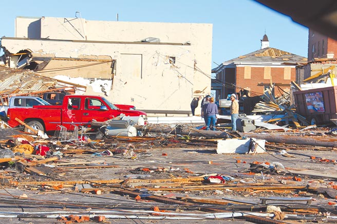 美国中部6个州遭受至少30场龙卷风袭击，造成重大人员伤亡和财产损失，中国国家国际发展合作署表示，中方愿提供紧急人道主义帮助。（新华社）