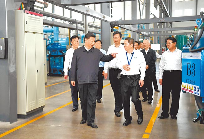 内蒙古将打造世界最大的稀土交易中心，并推动「稀交所」升级为国家级交易所。图为2019年5月20日，中共总书记、国家主席习近平赴江西赣州市的江西金力永磁科技公司，了解企业生产经营和稀土产业发展情况。（新华社）