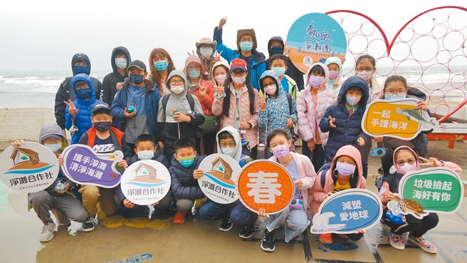 新北市昌平國小老師李莉莉帶領學生參與淨灘，並將海洋廢棄物變身為美麗藝術品。（新北市環保局提供／葉德正新北傳真）