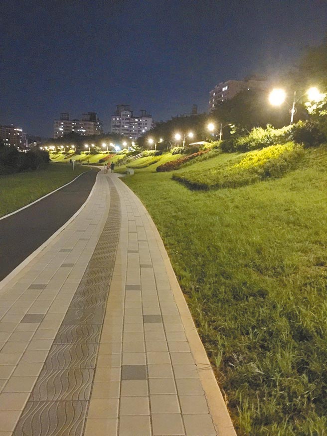 第十河川局今年3月完成大同桥至八安大桥堤岸自行车道，但遭民眾质疑工程做半套，右岸车道未设置照明设备，夜晚一片漆黑，没人敢过去；十河局表示，该段路灯施作与地方需求认知不同才会产生误解，近期已与各单位协商，预计明年发包改善。（王曼甄提供／蔡雯如新北传真）