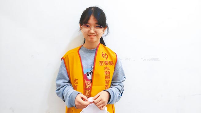 14歲的黃歆喬從幼稚園開始跟著媽媽一起四處當志工，獲得苗栗縣政府頒贈志工青年獎肯定。（李京昇攝）
