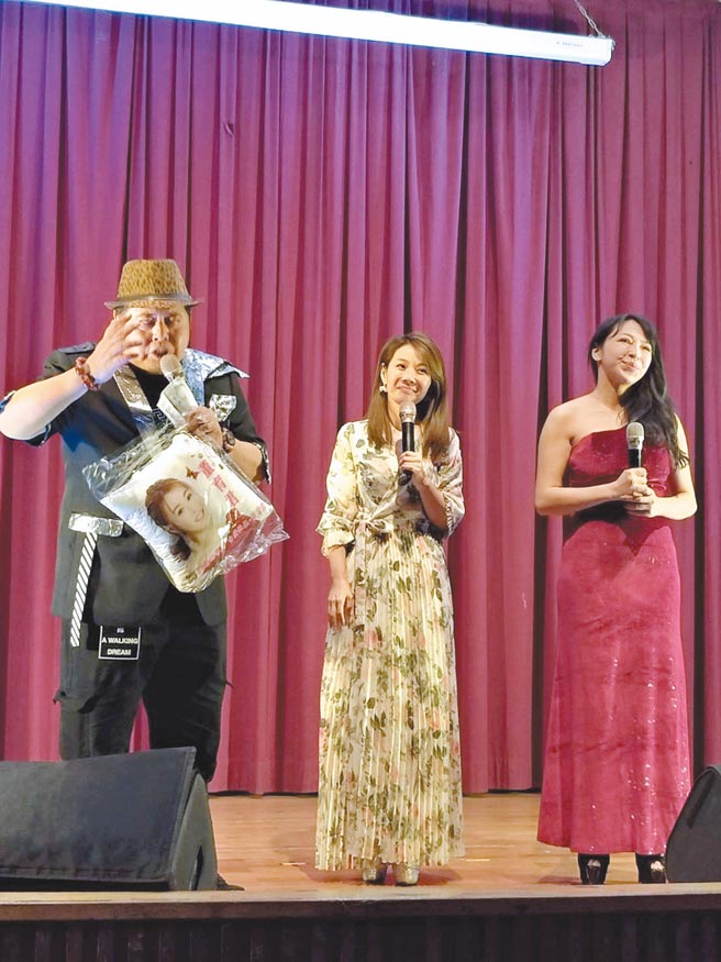 蔡衍明爱心基金会13日在嘉义市举办公益演唱会，主持人妞妞、黑面炒热气氛，董育君高歌（见图），全场长者听得如痴如醉，跟着哼歌。（廖素慧摄）