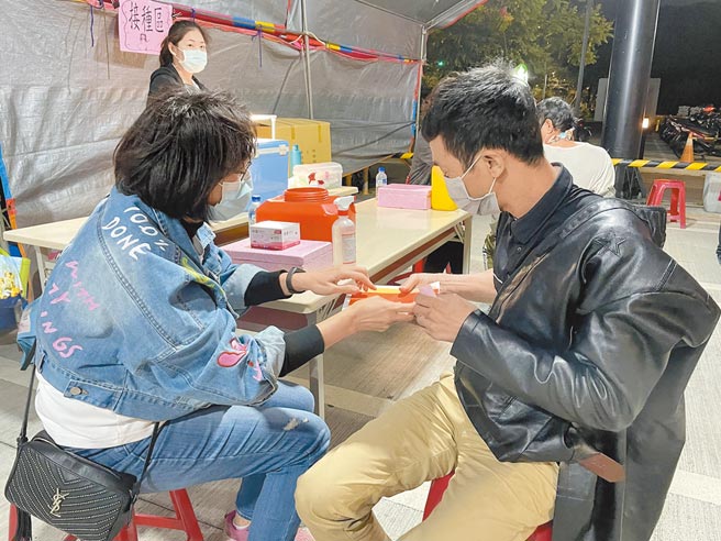 嘉义县政府13日和今下午4点起至晚上7点半，在全县16处全联门市设施打站，推出打莫德纳送百元礼券服务。（吕妍庭摄）