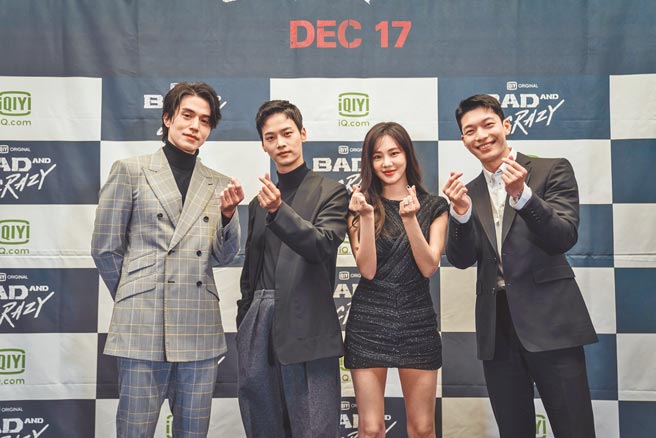 李棟旭（左起）、車學渷、韓知㒚、魏嘏隽昨出席全球發布記者會。（愛奇藝國際站提供）