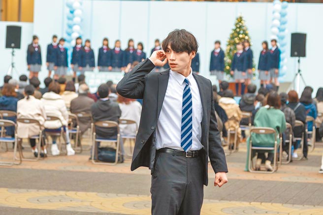 福士蒼汰在《雪崩》中飾演警察，自認私下也是個有正義感的人。（friDay影音、KANSAI TV提供）