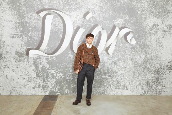 英国跳水王子汤姆戴利支持Dior，看秋季秀改穿爱牌毛衣展书卷气。（Dior提供）