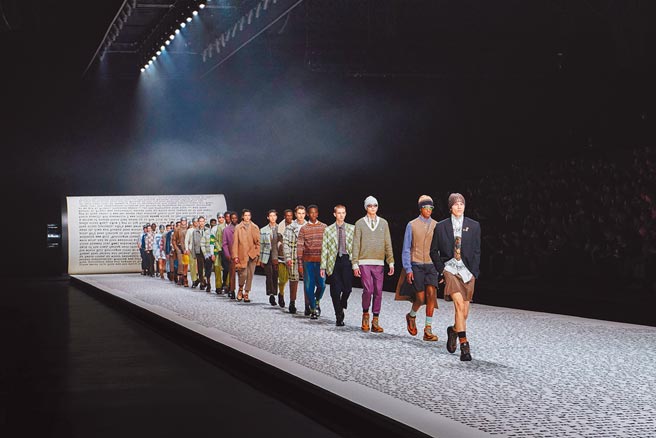 Dior发表2022秋季男装，大秀伸展台以小说为蓝本设计。（Dior提供）