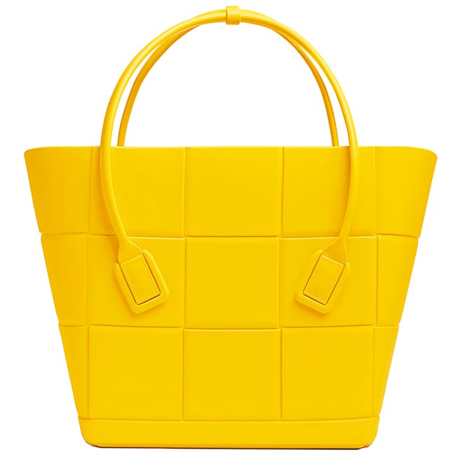 BV的Wardrobe 03橡胶制成的编织包款极有看头，BV哑光橡胶托特包4万9900元。（Bottega Veneta提供）