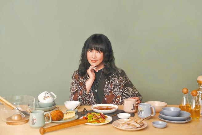 HOLA×唐绮阳推出星座联名餐具与马克杯礼盒。（HOLA提供）