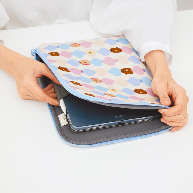 印花乐BROWN &FRIENDS印花系列iPad收纳包，490元。（印花乐提供）