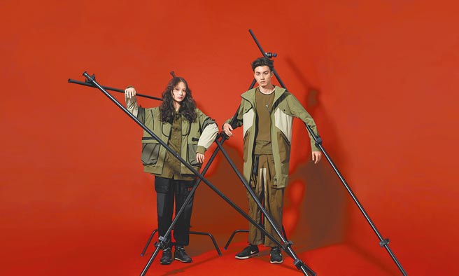 WEAVISM織本主義推出「The Wall撞牆」系列，即日起至31日，節日期間可享免費禮物包裝，滿8000元即送價值980元膠原蛋白枕頭套, 滿1萬6000元再送價值3280元的膠原蛋白羊毛圍巾。（WEAVISM織本主義提供）