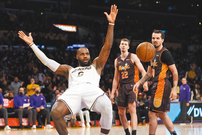 詹姆斯灌篮后做出电影「骇客任务」动作庆祝。（美联社）