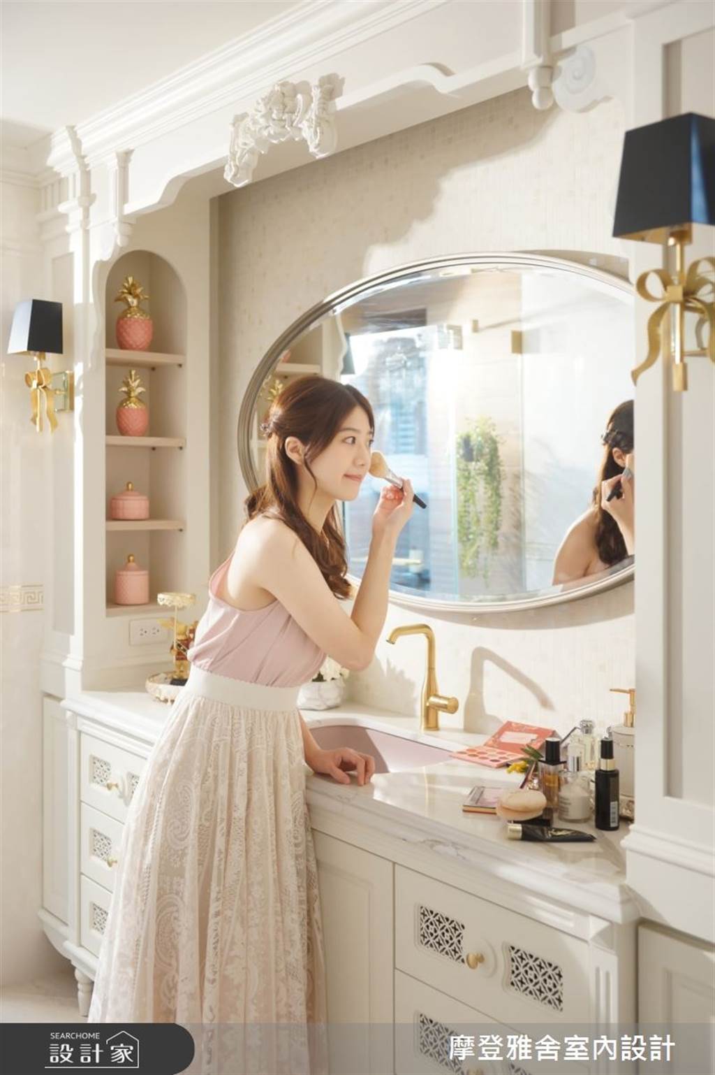 有鑑於近年喜好站立化妝的女性屋主益發增加，設計師結合洗手台功能並提升檯面高度，讓梳理自我的時刻可以更富效率。(圖/設計家)