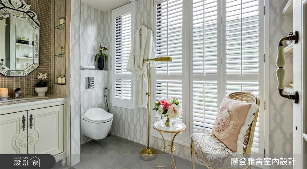 乾溼分離的衛浴空間中，設計師貼心為屋主在窗邊預留獨立浴缸空間，並在預留空間配合風格放置造型古典雅致的桌椅，成為身體保養的最佳所在。(圖/設計家)