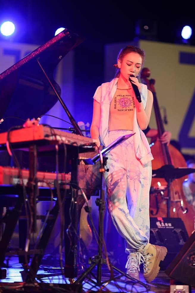 吴卓源在台上卖力热唱，获得好评。（新视纪整合行销提供）