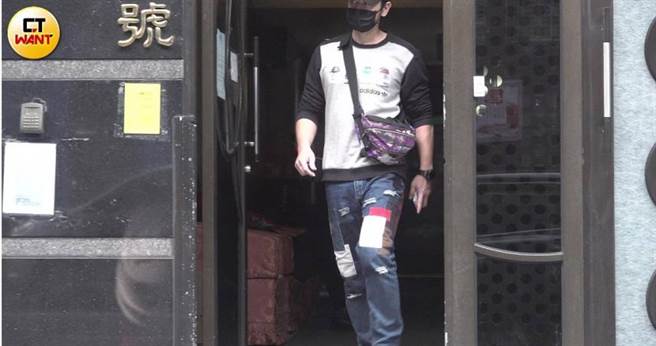 十二月七日下午两点多，张勛杰步出林韦君家大门。（图／本刊摄影组）