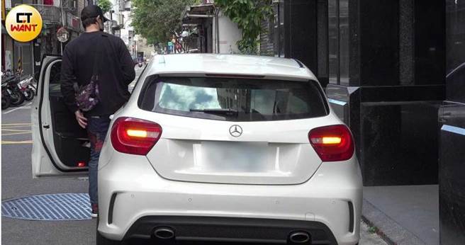 林韦君的白色宾士开出来停在她家门口，张勛杰上驾驶座开车载她前往医院。（图／本刊摄影组）