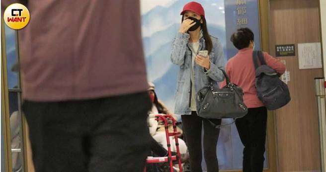 戴着帽子口罩的林韦君走路一跛一跛，看来被叮咬的脚伤仍令她颇不舒服。（图／本刊摄影组）