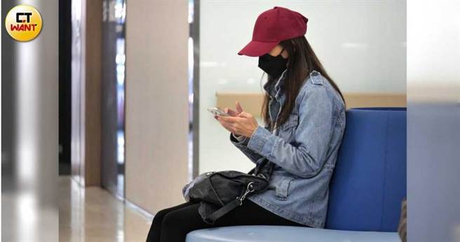 林韦君坐在医院的沙发上猛滑手机但并没有看诊。（图／本刊摄影组）