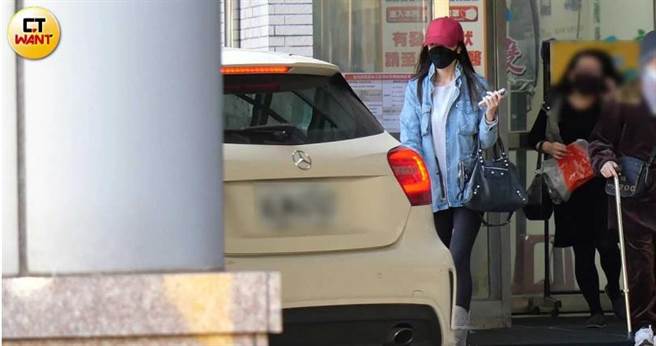 帽沿压得很低的林韦君走出医院，她的白色宾士车已经在外面等她。（图／本刊摄影组）