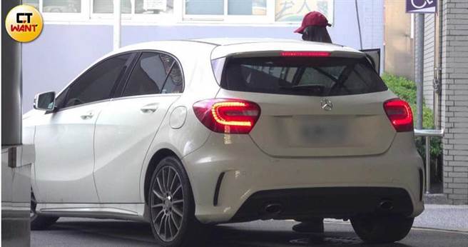 虽然脚伤疼痛，但林韦君仍然动作十分敏捷地钻进她自己的车内。（图／本刊摄影组）