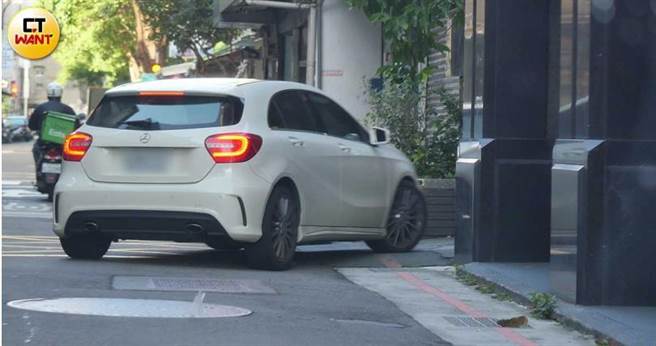 离开医院后两人开车回到林韦君住处。（图／本刊摄影组）